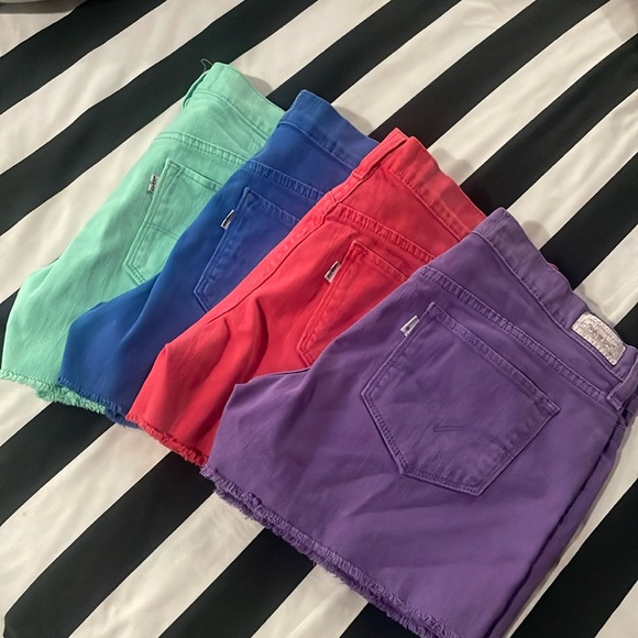 Levis summer shorts size 4 would be like a medium 4 colors all same size - Picture 1 of 5